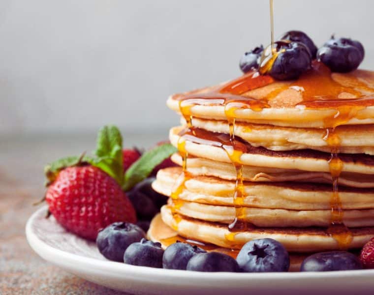 une-pile-de-pancakes-moelleux-et-sains-garnis-de-fruits-frais-pour-un-petit-dejeuner-equilibre-et-delicieux
