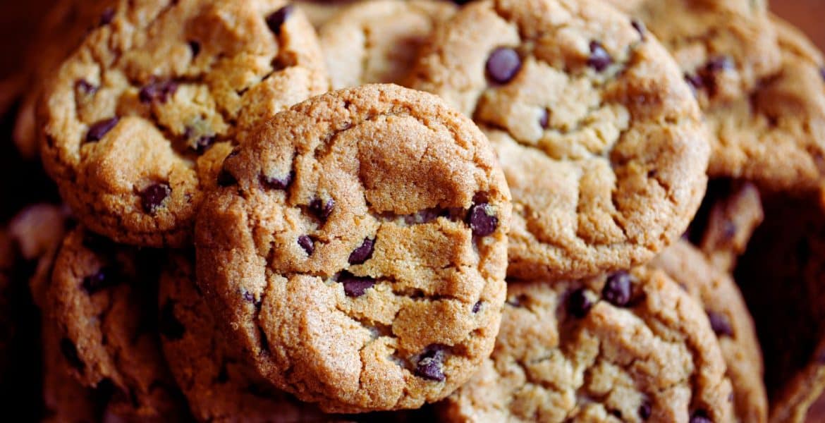 une-assiette-de-cookies-faits-maison-et-sains-pour-une-collation-delicieuse-sans-culpabilite