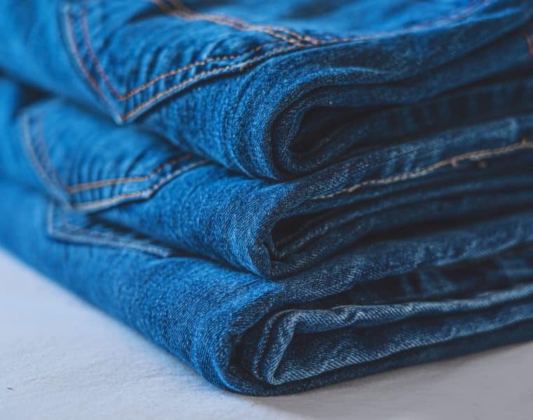 un-homme-porte-un-pantalon-cargo-bleu-fonce-avec-de-nombreuses-poches-ideal-pour-les-hommes-actifs
