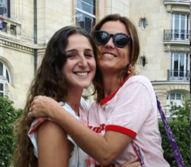 La photo montre Nina Fam et son père Nagui assis ensemble, souriant. Ils partagent une incroyable ressemblance, que ce soit dans leur sourire éclatant, leurs yeux pétillants ou encore leur expression faciale. On pourrait presque dire qu'ils se ressemblent comme deux gouttes d'eau !