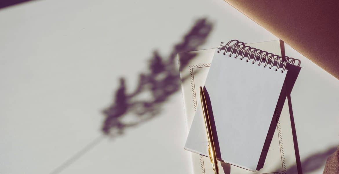 Une femme élégante portant une robe uniçon au style avant-gardiste, marchant avec assurance dans un décor urbain. Son look audacieux et original représente un univers esthétique hors des sentiers battus, défiant les conventions et captivant le regard.