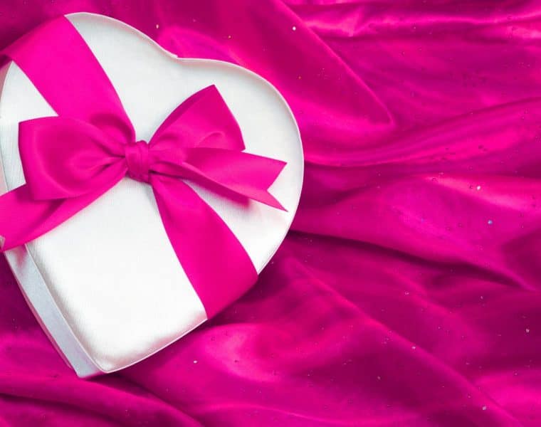 Une image mettant en avant différentes tenues et accessoires de couleur rose fuchsia, avec des conseils pour l'adopter avec style dans votre garde-robe.