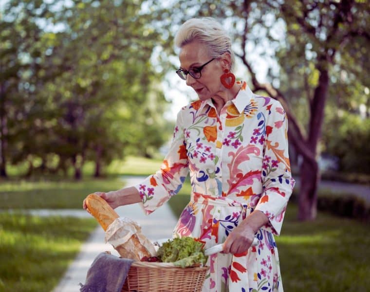 Découvrez comment revisiter les tendances iconiques des années 2000 pour un look résolument moderne et tendance.