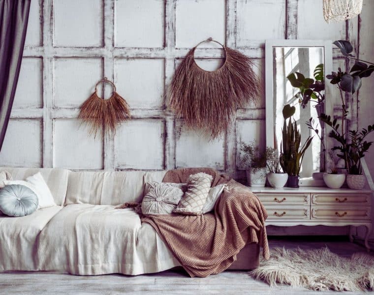 Une femme élégante et bohème se promène dans un jardin luxuriant, portant une robe fluide et des accessoires ethniques. Son style intemporel et séduisant attire tous les regards, reflétant parfaitement la tendance bohème qui traverse les époques avec grâce et charme.